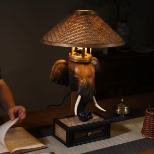 โคมไฟตั้งโต๊ะรูปช้างไม้ธรรมชาติ โคมไฟตกแต่งบรรยากาศสานไม้ไผ่ สำหรับห้องนั่งเล่น ห้องนอน และห้องอ่านหนังสือ