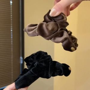 Black Velvet Autumn Winter Cloud Pleated Shark Clamp Womens New 2024 Fashionable Hair Clip Elegant Sensation Back of Head