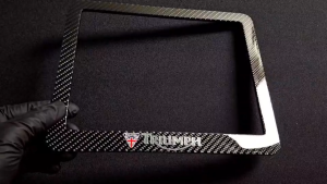 กรอบป้ายทะเบียน รถมอเตอร์ไซต์ Triumph หุ้มคาร์บอนแท้ ลาย2 มีแผ่นใส