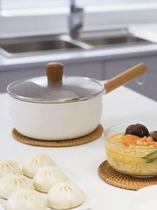 【จัดส่งที่รวดเร็ว】กระทะไม่ติดพร้อมฝาปิดกระทะซอสพร้อมพวยกาและหม้อซุปด้ามไม้หม้อก๋วยเตี๋ยวแบบแท่งสำหรับครัวที่บ้าน【รับประกันหลังการขาย】