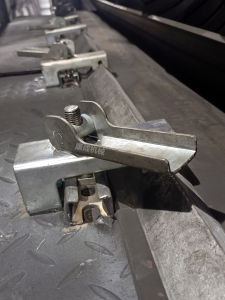 เข็มขัดกันรั่วแบบมือพิเศษ กาวน์สลิปพร้อมสายรัดเหล็ก รางนำทางเหล็กชุบโครเมียม อุปกรณ์เสริมสำหรับเครื่องมือจักรกล