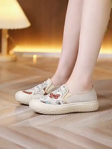 Lilyshoes 2024ใหม่ผู้หญิงรองเท้าผ้าใบลำลองรองเท้าเดี่ยวพื้นนิ่มใส่สบายสำหรับกลางแจ้งรองเท้าแมทช์ลุคง่ายลายดอกไม้