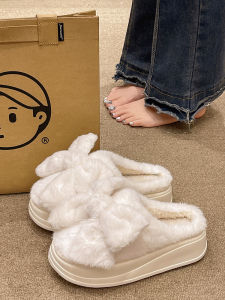 กันลื่น รองเท้าแตะผ้ากํามะหยี่ ผู้หญิง ฤดูหนาว อุ่น บ้านในร่มหนาด้านล่างเพิ่มความสูง น่ารัก ขนาดใหญ่ โบว์ รองเท้าแตะบ้านแต่เพียงผู้เดียว Knot TPR