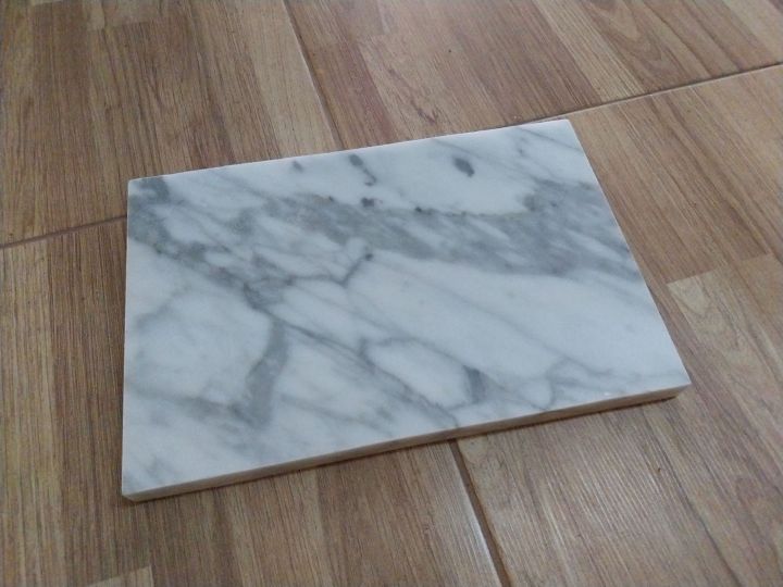 หินอ่อนไวท์คาราร่า (White Carrara Marble) นับเป็นหินอ่อนที่มีความคลาสสิค จากเมืองคาราร่า ประเทศอิตาลี ด้วยเนื้อหินสีขาวและเทาอ่อน ขนาด20×30cm.