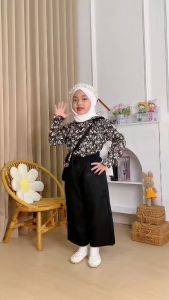 Setelan Anak Perempuan Afra Motif Floral dengan Ruffle Lengan Panjang dan Celana Lebar - Bahan Shakila Super