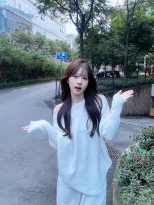 เสื้อสเวตเตอร์คอกลมแขนยาวสีขาวสไตล์ฝรั่งเศสสำหรับผู้หญิง เสื้อชั้นในสไตล์เกาหลี ฤดูใบไม้ร่วง/ฤดูหนาว เสื้อชั้นในแบบสวมหัว