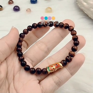 “พราว” สร้อยข้อมือ หินตาเสือสีแดง (Red Tiger Eye)❤️❤️ หินแห่งการปกป้อง ขนาดหิน 6 มิล  + ชาร์มปลาคาร์ป (โลหะชุบ) ขนาดยาว 1.5 ซม. เสริมความมั่งคั่งและความโชคดี 🍀