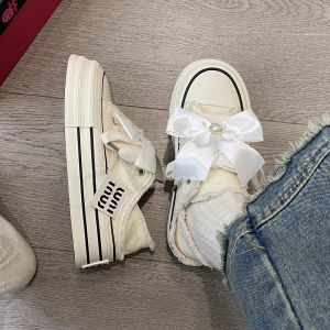 รองเท้าผ้าใบผู้หญิง 2024 ฤดูร้อนใหม่ รองเท้าผ้าใบสีขาวแบบสวมสบาย ส้นหนา ระบายอากาศได้ดี รองเท้าลำลอง รองเท้าสวมแบบสวมได้สองทาง