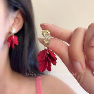 ต่างหูแบบคล้องหูประดับเพชรสีแดงหรูหราสไตล์ฝรั่งเศส ดอกไม้ประดับเพชร ดีไซน์เรียบง่าย ดีไซน์เก๋ไก๋ สไตล์ย้อนยุค สำหรับผู้หญิง