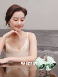 Quạt phun sương mini  quạt phun sương tạo độ ẩm  quạt phun sương để bàn thiết kế nhỏ gọn tiện lợi với 2 tuabin gió . Bảo hành 1 năm toàn quốc