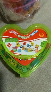 Hộp xâu chuỗi hạt hình trái tim giúp bé rèn luyện tính kiên nhẫn và khéo léo của đôi tay