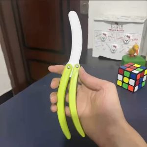 🔥 มีดกล้วย ของเล่น มีดผีเสื้อ แครอทแรงโน้ม 3 มิติ หัวไชเท้าบีบอัดการ์ด 3D ของเล่นสำหรับเด็ก