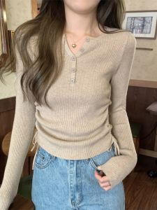 เสื้อสเวตเตอร์ถักคอวีเปิดครึ่งตัวสไตล์เกาหลีสำหรับผู้หญิง ฤดูใบไม้ผลิ 2025 เสื้อชั้นในทรงเข้ารูป หวานและเผ็ดร้อน สายรัดคอเสื้อสเวตเตอร์