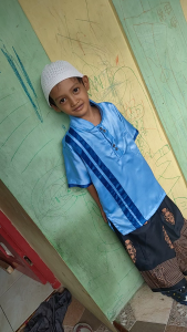 Setelan Baju Koko Motif Etnik dengan Sarung dan Peci - Bahan Satin untuk Anak Usia 3-12 Tahun