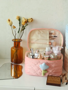 MOUSSON กระเป๋าเครื่องสำอางกำมะหยี่หรูหรา มีพื้นที่จัดเก็บขนาดใหญ่และดีไซน์สวยงามสำหรับผู้หญิง