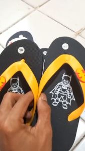 BATMAN Sandal Jepit Anak Laki-Laki Alas Kaki (Bahan Karet Kuning/Hitam Size 26-35 Variasi Lengkap)