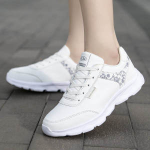 รองเท้าวิ่งผู้หญิงกันน้ำพื้นหนังสวมใส่สบาย รองเท้าวิ่งแบบลำลองสำหรับฤดูใบไม้ร่วง รองเท้าผ้าใบสีขาวสำหรับนักเรียน รองเท้าวิ่งสำหรับผู้หญิง