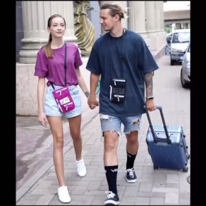 Neck Wallet RFID Blocking Passport Holder Wallet Waterproof Multifunctional Security Travel Neck Pouch