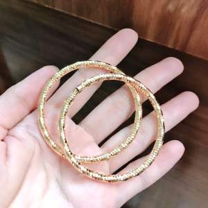 1 cặp vòng hợp kim mạ vàng có đồ gài