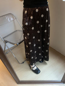 กระโปรงทรงเอเอวสูงผ้ากำมะหยี่ลายจุดสไตล์ฝรั่งเศสย้อนยุค กระโปรงทรงเอยาวปานกลาง กระโปรงสั้นผู้หญิง แฟชั่นฤดูใบไม้ร่วง 2024