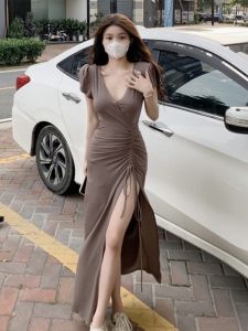 ชุดเดรสสั้นคอวีแขนสั้นเข้ารูปเซ็กซี่สำหรับผู้หญิง ช่วงฤดูร้อน กระโปรงทรงเอยาวถึงเข่า เดรสยาวคลุมสะโพกสำหรับผู้หญิงไซส์ใหญ่