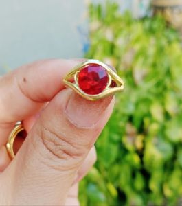 แหวนทองเหลืองหัวพลอยสี รูปทรงดวงตา ตัวแหวนทำจากทองเหลืองสามารถใสติดตัวได้ ไม่ลอก