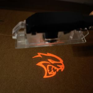 ไฟส่องประตู LED ลายเสือแดง 2 ชิ้น สำหรับ Scat Pack Challenger 2008-2019 Charger 2016-19