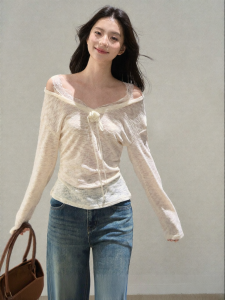 Wildberry | Áo Thun Thiết Kế V-Neck Họa Tiết Ren