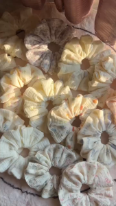 [Handmade] Scrunchies cột tóc vải họa tiết chú gấu nâu và phô mai dễ thương dành cho bạn nữ