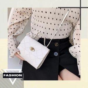 Psion ใหม่มากแม่ กระเป๋าแฟชั่นสะพายไหล่ รูปทรงสวยเก๋ ดูเรียบหรู สีสวยคุมโทนแมทช์ง่ายกับทุกลุค ราคาไม่แรง ไม่ว่าสายไหนสพายได้หมด จึ้งมากเริสสุดๆ จับจองเป็นเจ้าของได้แล้ววันนี้