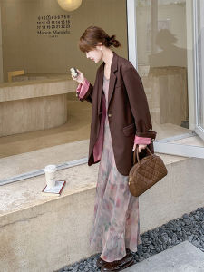 ชุดเสื้อสูทสีเบจและชุดเดรสสายเดี่ยวสองชิ้น แฟชั่นฤดูใบไม้ผลิ ชุดทำงานสุดหรู ชุดทำงานสำหรับผู้หญิงอายุ 18-25 ปี