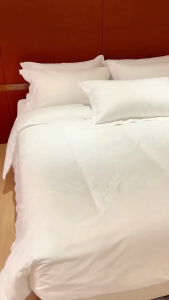 FROSTCOVE ผ้าปูที่นอน สีขาว ผ้าปูที่นอนโรงแรม 5 ดาว  ผ้าปูที่นอนรัดมุมสีพื้น  นุ่มสบาย ซักเครื่องได้ไม่เสียรูปทรง