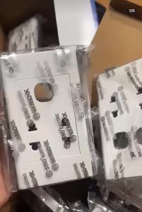 Mặt ổ cắm 2 lỗ S18 Sino2 ổ cắm 2 chấu + 1 lỗ hạt tròn S18 Sinobộ ổ cắm đơn 2 chấu 16A S18ổ cắm đôi hai chấu âm tườngmặt sino 2 lỗ + 1 ổ2 ổổ cắm điện âm tường có màn cheổ cắm 2 lỗ công tắcmặt hạt sino vanlockmặt lỗ công tắc trònổ mạng lanổ tivi