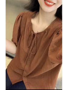 เสื้อเชิ้ตแขนพองผูกโบว์สไตล์ใหม่ฤดูใบไม้ร่วงสำหรับผู้หญิง เสื้อเชิ้ตแขนสั้นทรงหลวมๆ สีพื้น ผ้าโพลีเอสเตอร์บาง