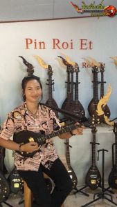 พิณไฟฟ้า 3 สาย 15 เฟรต บอร์ด แต้ดำ 2 คอนแทคคุณภาพสูง ทรงหยด น้ำมาตรฐาน อะไหล่ชูดสีทอง