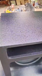 สีระเบิดผสมแล๊กเกอร์เคลือบดำเงา สูตรแห้งเร็ว ใช้ได้ทั่งพ้นกา และทาลูกกลิ้ง สีดำเงา ราคาต่อ1ขวดขนาด1ลิตร  จัดส่งเร็ว