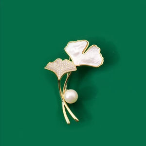 2024 New Ginkgo Leaf Brooch Pin Elegant High-End Design Versatile Pearl Imitation Anti-Light Pin Fashionable Jewelry Accessory