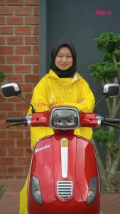 Jas Hujan Gamis Hijas Zipper Ponco Syari Bahan Bahan Parasut Balon Kuat & Tebal Terdapat Hoodie Menggunakan zipper Muat tas 30 Liter Model yang kekinian Warnanya yang soft  Tahan angin Tahan air Muat sampai Berat Badan 80 kg