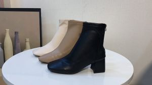 YoungShoes รองเท้าบู๊ทสั้นแฟชั่นสไตล์อังกฤษสำหรับผู้หญิง ส้นหนา PU คุณภาพสูง ดีไซน์ซิปหัวเหลี่ยม สูง 6 ซม