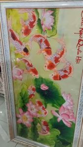 Tranh đính đá cửu ngư quần hội Y8182-KT: 120x60cm. Sản xuất trên dây chuyền công nghệ Nhật Bản với công nghệ in 6D tạo nên màu sắc chân thực nhất góp phần lớn trong việc xây dựng thần thái và chiều sâu cho bức tranh.