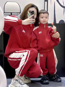 ชุดกีฬาครอบครัวสีแดง ชุดกันหนาวฤดูใบไม้ผลิและฤดูใบไม้ร่วง ชุดไปเที่ยว ชุดนักเรียน ชุดนักเรียนชั้นเรียน ชุดแฟชั่น ชุดสามคน