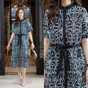 เดรสลูกไม้เนื้อหนาผ้าขึ้นเงาเกรดพรีเมี่ยม ลูกไม้2Toneโดดเด่นสวยมากค่ะ ดีเทลตอกมุกที่คอสีเดียวกับชุดหรูสุดๆค่ะ มาพร้อมเชือกผูกเอว เดรสมีซับในทั้งชุด ใครที่มองหาชุดสวยๆเกรดขึ้นห้างใส่ออกงานหรูๆมากค่ะ มี 4 สี บานเย็น ฟ้า ดำ ชมพู อก