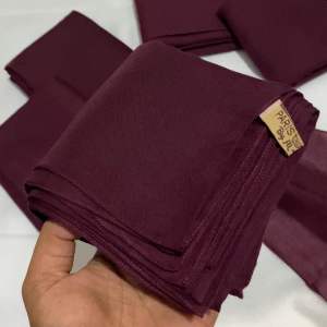 𝐁𝐲 𝐅𝐢𝐬𝐲𝐚𝐬𝐭𝐨𝐫𝐞𝟏𝟔 - hijab segiempat paris premium jahit tepi segiempat burgundy terlaris