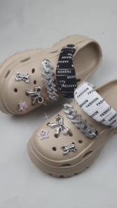 Sandal Fashion Wanita – Model Chunky dengan Aksen Charm Pita Lucu G8923