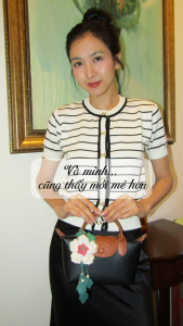 Charm hoa trà iSeren chất da thật nhập khẩu Pháp phụ kiện treo túi xinh xắn cho nàng tạo gu thời trang cá tính cho nàng giữa đám đông du lịch dạo phố