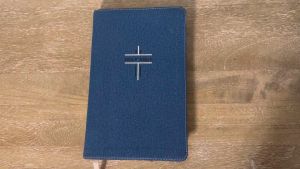 NIV Classic Bible (Blue Leathersoft) - Comfort Print Lightweight Thinline Red Letter for Men & Women