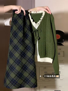 Green Knitted Sweater Womens Fashion Casual Style Fake Two-Piece Butterfly Knot Long Sleeve V-Neck Regular Fit Winter New Arrival