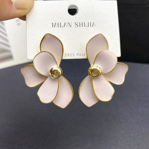 Exaggerated Drip Glaze Earrings 2024 New Style High-End Sweet Petal Womens White Summer Ear Jewelry Fashionable Elegant