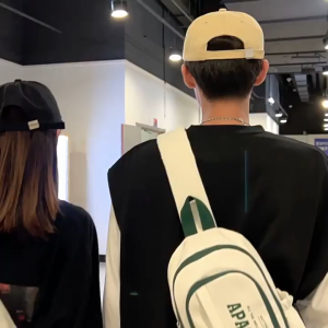 EchoBliss กระเป๋าสะพายใบเล็กสีตัดกันกระเป๋าคาดอกกีฬากระเป๋าเป้สะพายหลังขนาดเล็กแบรนด์แฟชั่นลำลองสำหรับผู้ชายความจุขนาดใหญ่