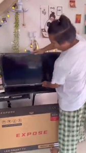 EXPOSE 24 นิ้ว TV ทีวีดิจิตอล 15-24 นิ้ว + แถมฟรี TV Stick | ดู Netflix/YouTube ได้เลย สมาร์ททีวี Android12.0 HDMI/USB รับประกัน 1 ป